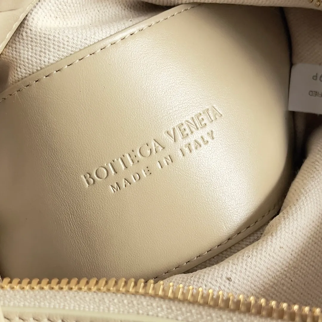 Batch 1360 BOTTEGA VENETA 2024 new loop is here! ! Many girls who like BV have owned the Loop bag. It has a simple appearance, classic weaving, and a compact and lightweight bag shape. This innovation continues the "camera bag" shape. Unlike the traditional Loop bag, which can only be worn as a crossbody bag, this innovation It can be carried by hand or cross-body, satisfying both the concave shape and daily needs. The oversized buckle can be folded and used as a handle. The sultry heat in summer ☀️ usually reduces people's desires. Having a lightweight bag will greatly enhance the happiness of traveling🫧 Style number: 796615 Size: 19*12*9cm